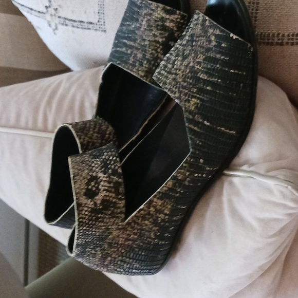 Elegant Women's Snakeskin Wedges - Picture 7 of 8